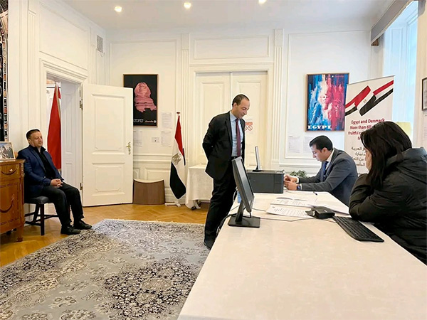 أعضاء سفارة مصر فى الدنمارك الجالية المصرية فى كوبنهاجن يدلون بصوتهم فى انتخابات الرئاسة