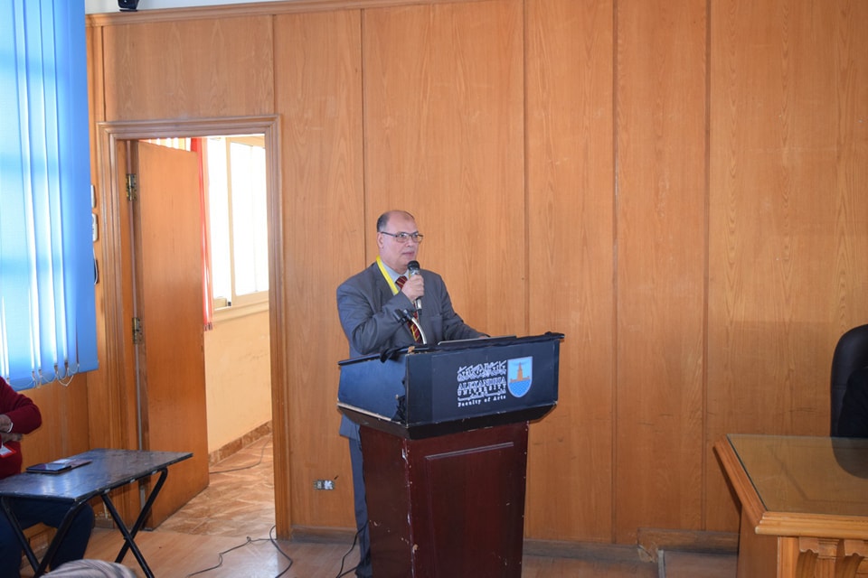 الأستاذ الدكتور إبراهيم سلامة خلال مشاركته بمؤتمر البحر المتوسط.. الإقليم والعالم 