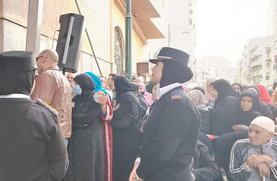 الشرطة النسائية في لجنة مدرسة النصر لمساعدة السيدات للإدلاء بأصواتهن في الانتخابات الرئاسية |صور