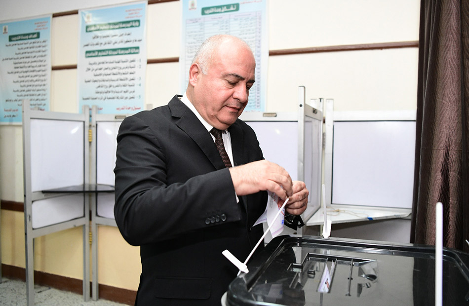 محافظ قنا يدلي بصوته في الانتخابات الرئاسية | صور 