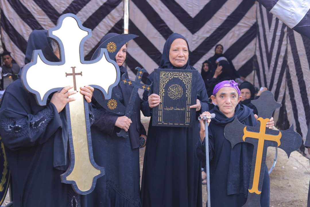 مسلمون ومسيحيون  قرية الدير بإسنا يهتفون  تحيا مصر  أمام لجان الانتخابات الرئاسية| صور