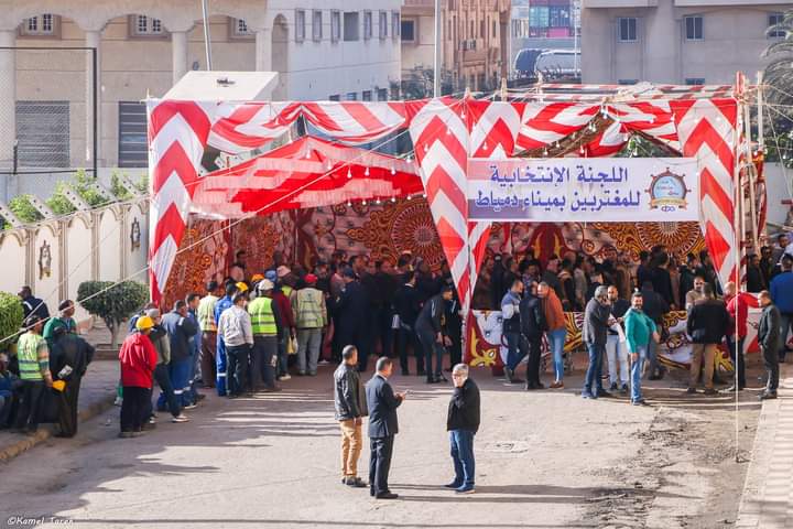 اليوم الأول لماراثون الانتخابات الرئاسية إقبال كثيف عروسان يحتفلان بزفافهما والأطفال يرفعون علم مصر| صور