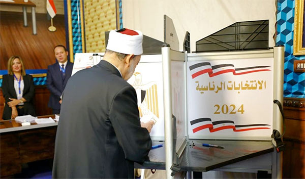 فضيلة الإمام الأكبر الدكتور أحمد الطيب شيخ الأزهر الشريف يدلي بصوته الانتخابي 