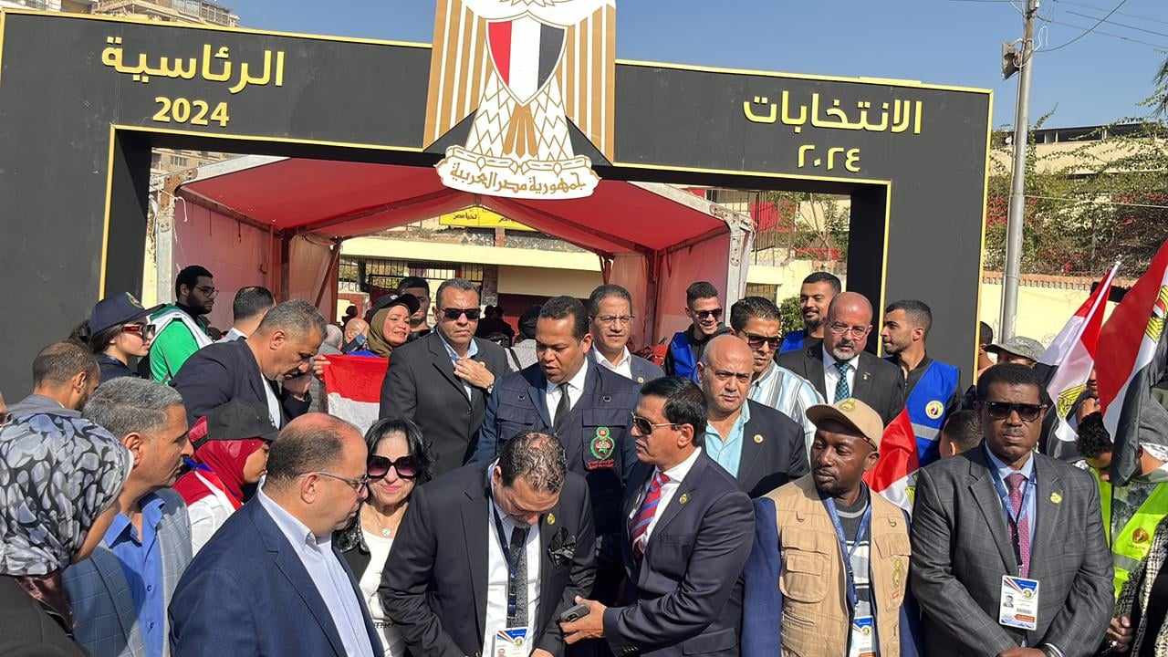 وفد البرلمان العربي يُشيد بحرص المصريين على ممارسة حقهم الدستوري ويُشيد بانتظام سير العملية الانتخابية| صور