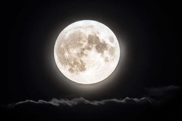  هلت ليالي العيد  السماء تتزين لاستقبال قمر  ذو الحجة  الخميس المقبل