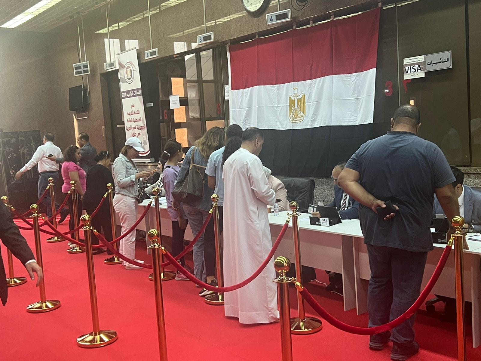 من الإمارات مشاركة كثيفة واحتفالات للجالية المصرية أمام مقار التصويت في ثاني أيام الانتخابات الرئاسية| صور