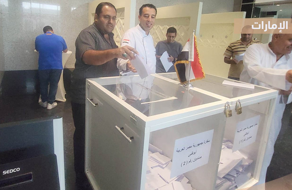 طوابير من الناخبين وتوافد كبير على مقار اللجان الانتخابية في أبو ظبي ودبي للإدلاء بأصواتهم| صور