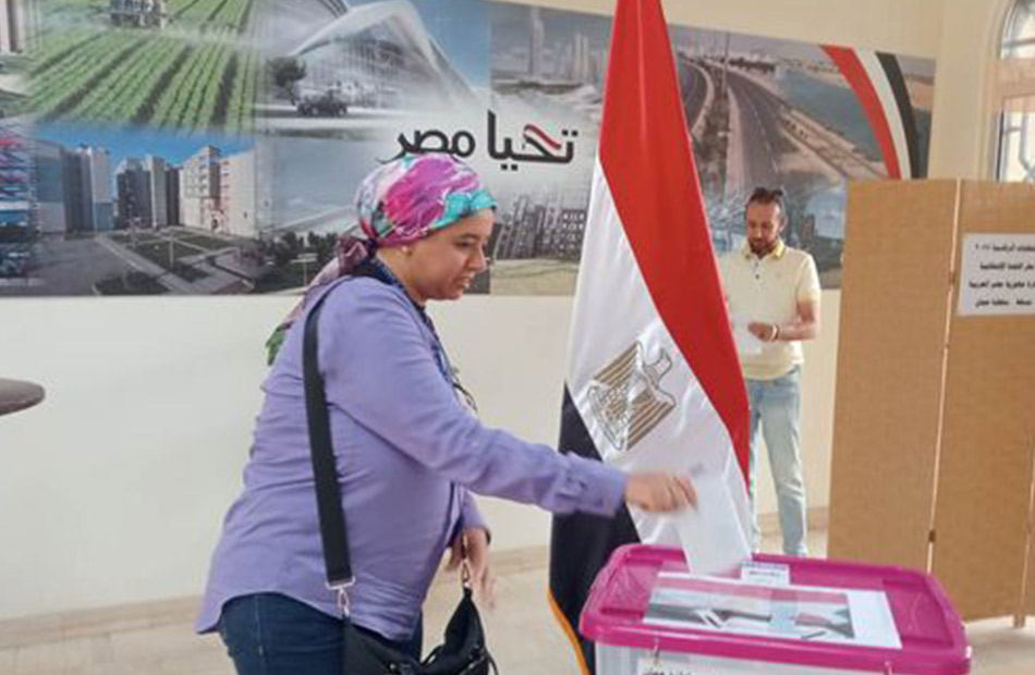 توافد كبير للناخبين المصريين في سلطنة عمان على مقار اللجان الانتخابية للإدلاء بأصواتهم|صور