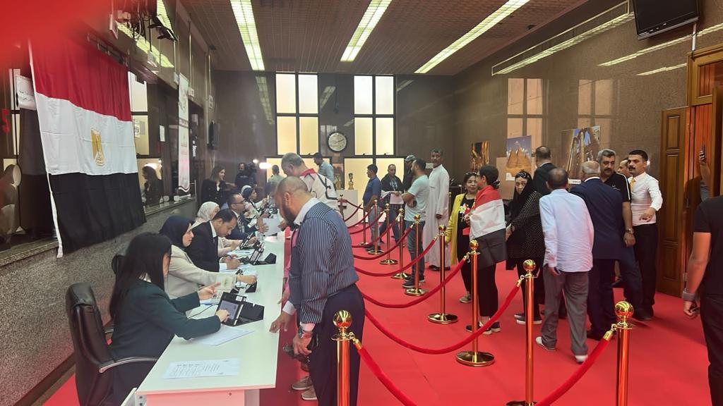 غلق باب التصويت بانتخابات الرئاسة في الإمارات ومسقط