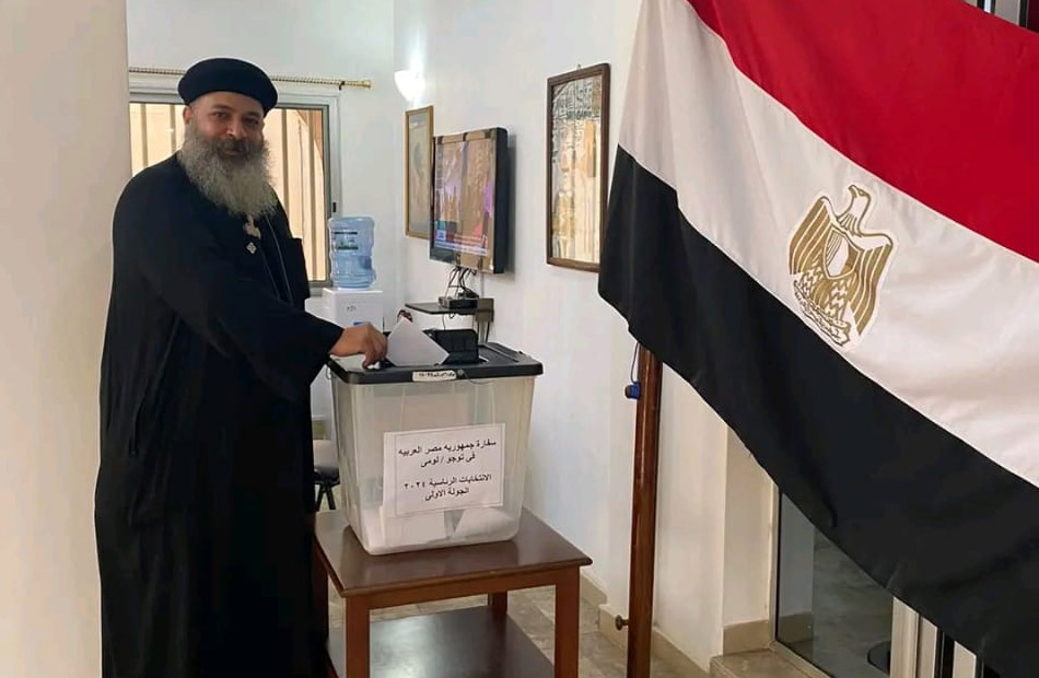 المسئول عن الكنيسة القبطية الأرثوذوكسية المصرية في توجو يدلي بصوته في انتخابات الرئاسة |صور