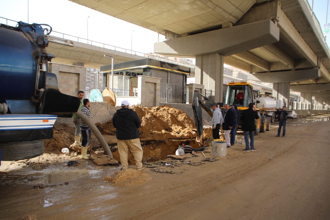 استمرار أعمال إصلاح كسر ماسورة مياه  مم في تقاطع طريق ;الشيشيني; مع المريوطية في فيصل |صور 