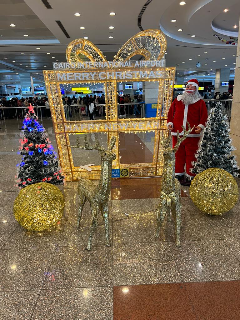  أشجار الكريسماس تستقبل المسافرين في المطارات المصرية