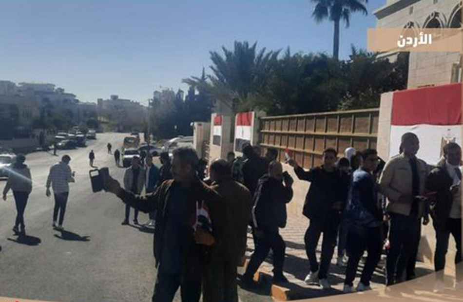 إقبال حاشد للجالية المصرية في الأردن أمام مقار التصويت في انتخابات الرئاسة | فيديو 