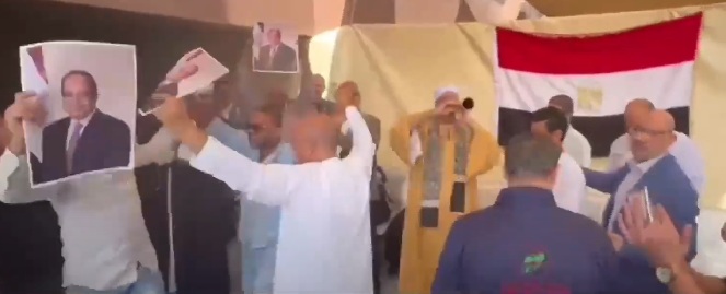 على مزمار بلدي والأغانى الوطنية المصريون يحتفلون بالانتخابات الرئاسية في القنصلية بدبي| فيديو