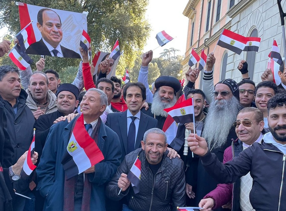 بالزغاريد والأعلام سفير مصر بروما يستقبل حشود الناخبين فى آخر أيام انتخابات الرئاسة| فيديو 