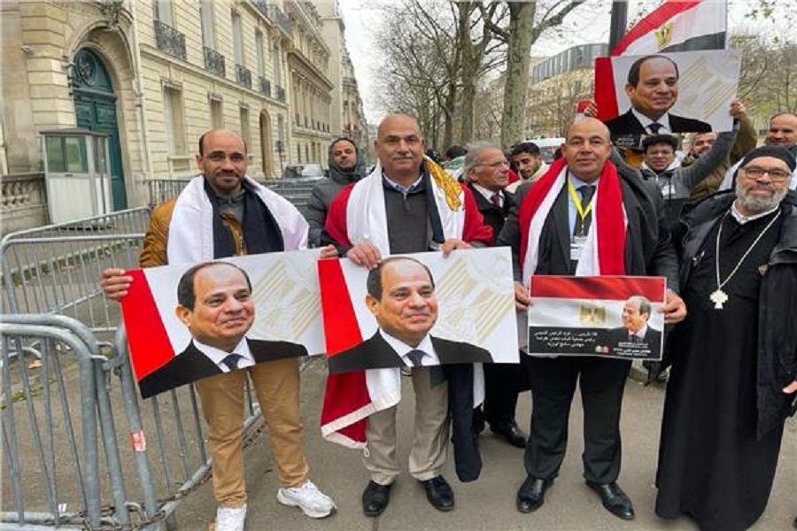 في أجواء وطنية وبالأعلام المصرية أبناء جاليتنا في فرنسا يصطفون في طوابير للتصويت بالانتخابات