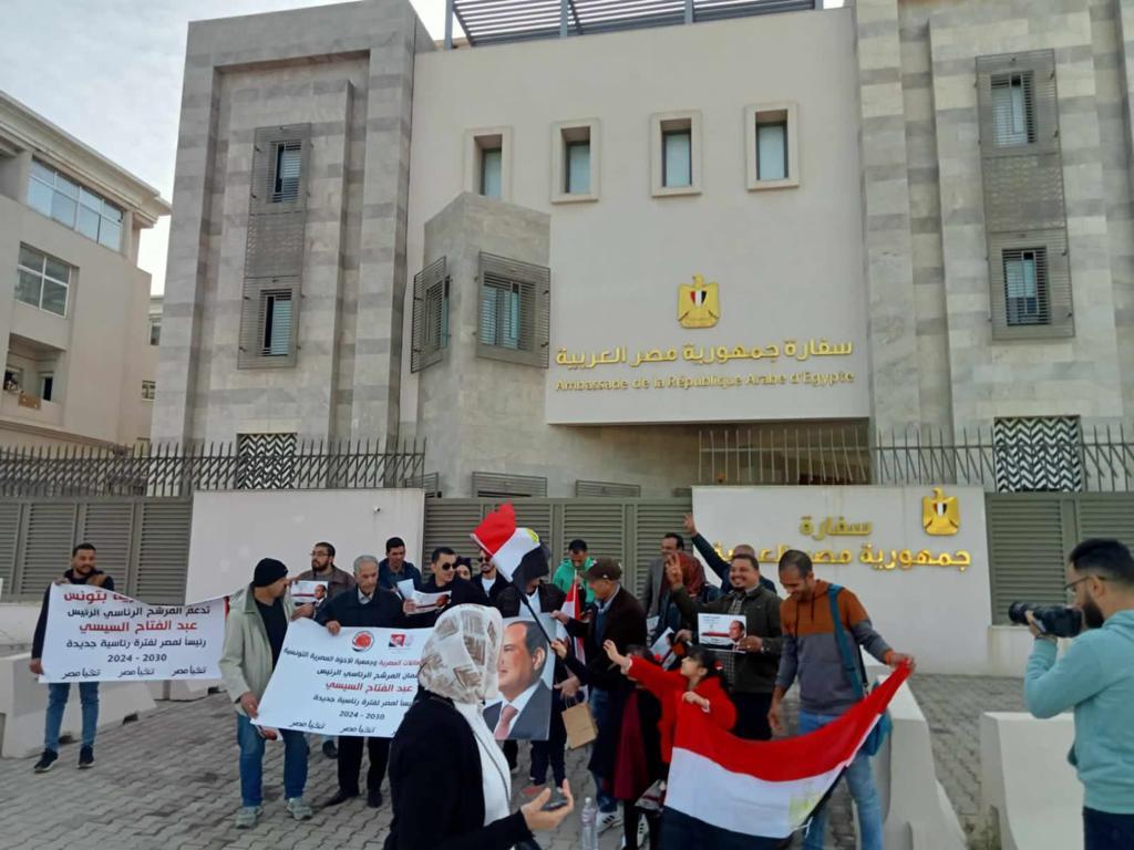 السفارة المصرية بتونس تشهد حضورًا كثيفًا من الجالية للمشاركة بالانتخابات الرئاسية في يومها الأخير