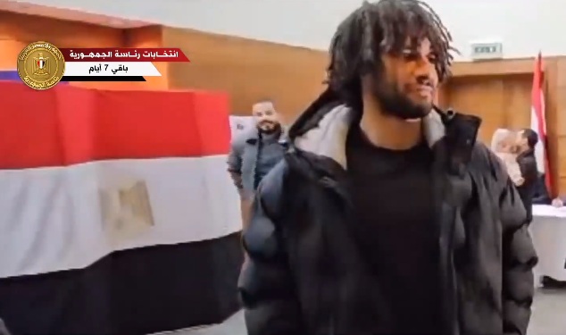 محمد النني يدلي بصوته في الانتخابات الرئاسية بمقر السفارة المصرية بلندن| فيديو