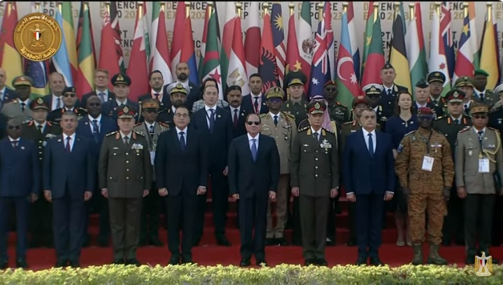الرئيس السيسي يتوسط صورة تذكارية للمشاركين بافتتاح المعرض الدولي للصناعات الدفاعية والعسكرية إيديكس 
