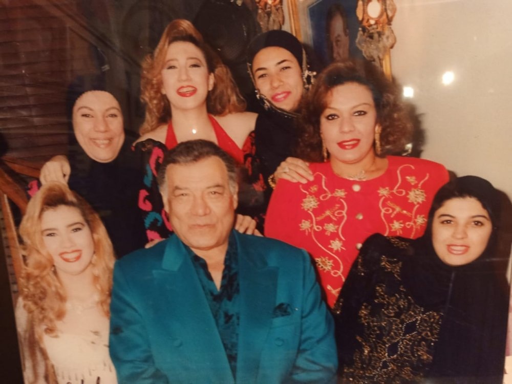 ناهد فريد شوقي مع والدها وشقيقاتها