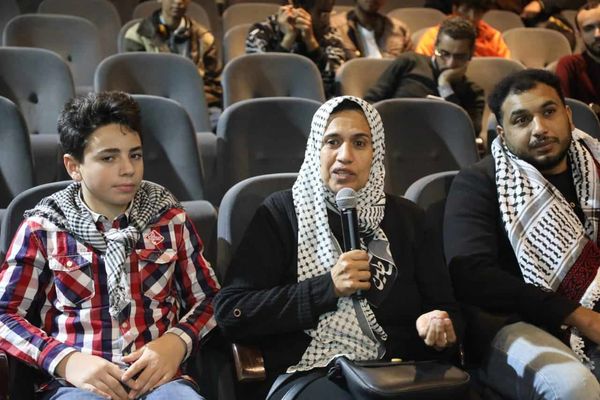 بكاء الطلاب الفلسطينين أثناء فعاليات أسبوع السينما الفلسطينية