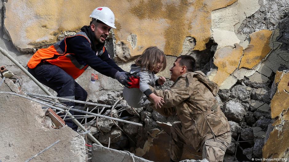 حصيلة وفيات زلزال تركيا وسوريا تتجاوز  ألف شخص