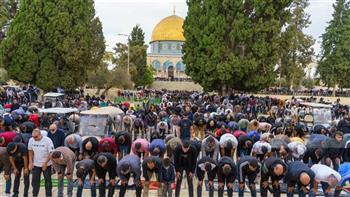 رغم قيود الاحتلال  ألف فلسطيني يؤدون صلاة الجمعة الأولى من رمضان في المسجد الأقصى