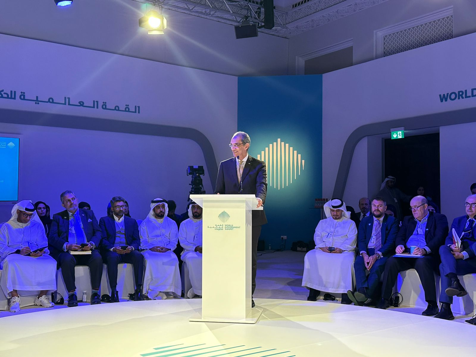 وزير الاتصالات يبحث تطبيقات العمل عن بُعد والتعاون في الذكاء الاصطناعي والتحول الرقمي مع الإمارات 
