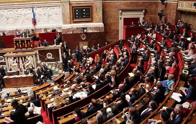 للمرة الثانية خلال أسبوع نائبة فرنسية ترفع العلم الفلسطيني خلال جلسة للبرلمان
