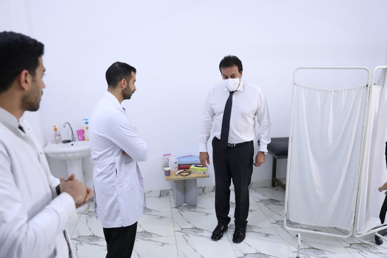 وزير الصحة خلال تفقده  وحدة صحة الأسرة بأبورواش 