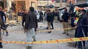 مسئول باكستاني منفذ التفجير على مسجد بمدينة بيشاور كان متنكرا في زي الشرطة