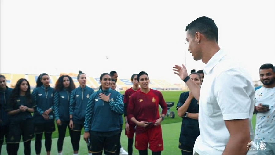  كريستيانو رونالدو يدعم فريق الكرة النسائية بالنصر السعودي 