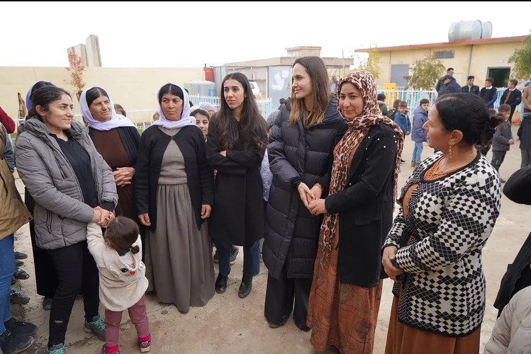 إنجلينا جولي خلال زياراتها في العراق لدعم الناجين من إبادة تنظيم داعش