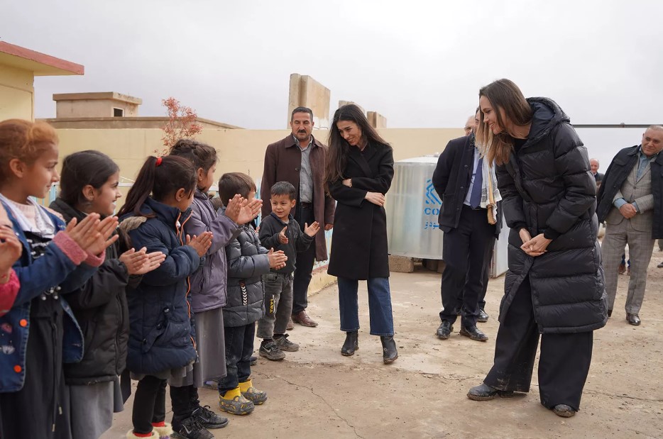 إنجلينا جولي خلال زياراتها في العراق لدعم الناجين من إبادة تنظيم داعش