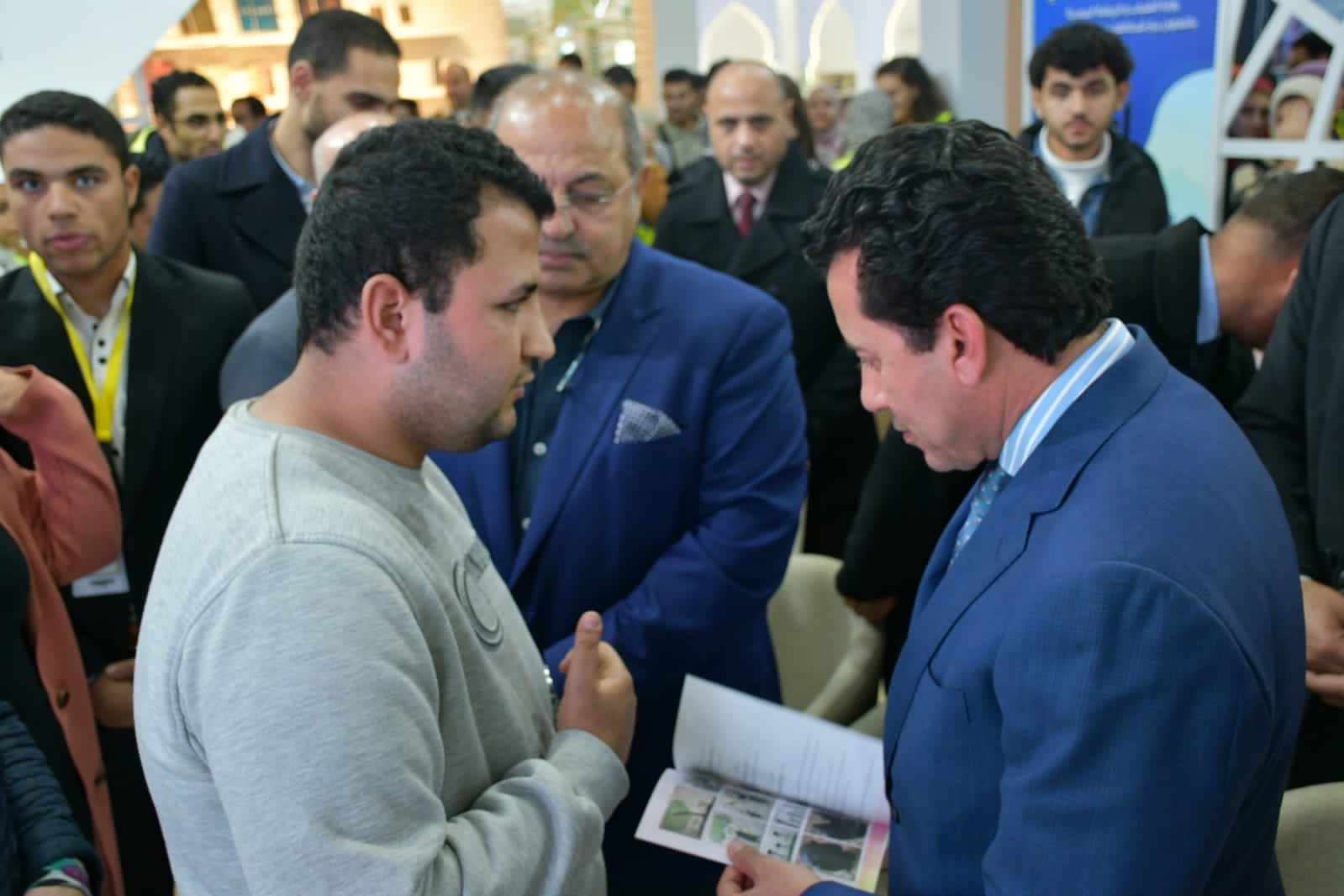 وزير الشباب والرياضة يزور جناح الوزارة بمعرض الكتاب ويتفقد عدد من الأنشطة 
