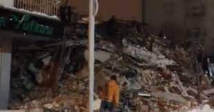 انقطاع الكهرباء ونزول السكان إلى الشوارع جراء الزلزال الذي ضرب جنوب تركيا