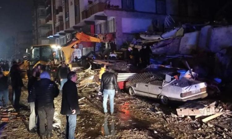 قتلي وجرحى في انهيار منازل بمدينة حلب السورية جراء زلزال تركيا المدمر