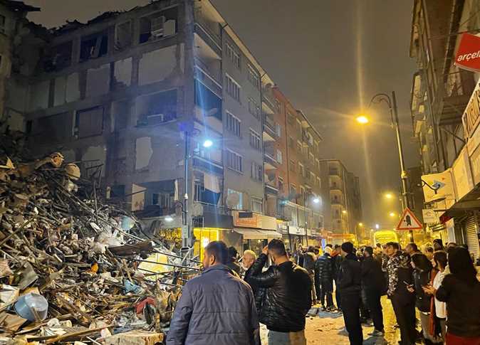 ارتفاع عدد ضحايا زلزال تركيا المدمر إلى  قتيلا وحصار الآلاف تحت الأنقاض