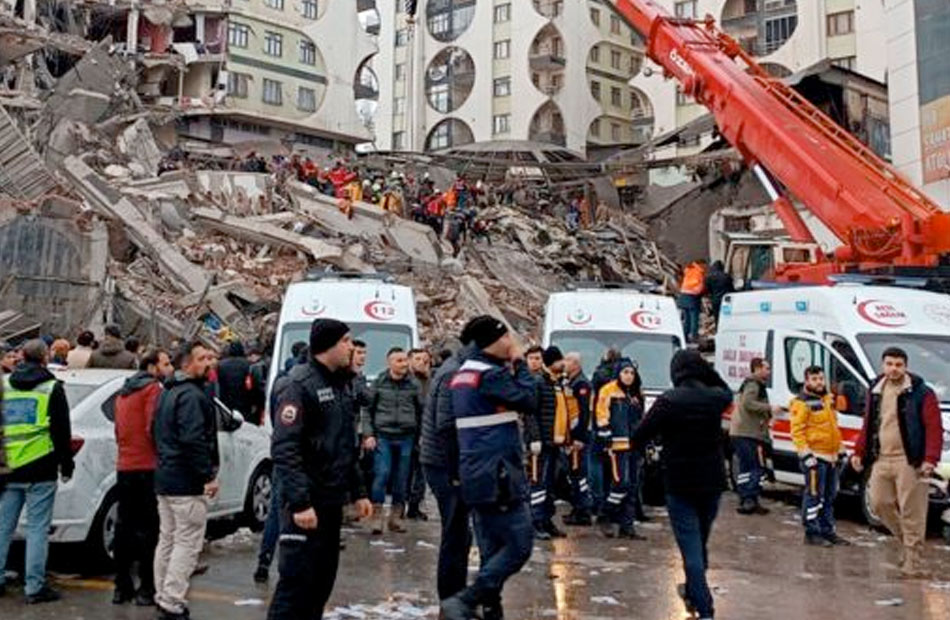 ارتفاع ضحايا زلزال تركيا إلى  قتيلا و جريحًا وانهيار  ألف مبنى