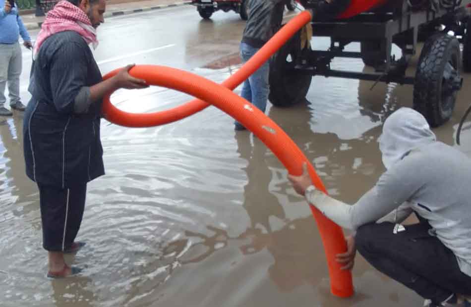 رفع تجمعات مياه الأمطار من الطرق والشوارع فى الغربية | صور