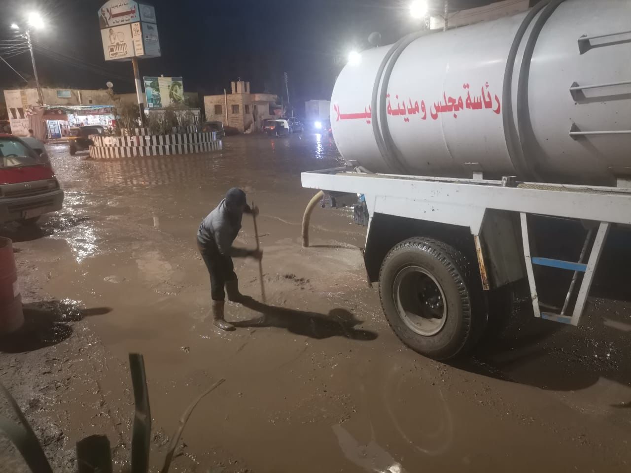 أعمال ليلية للتعامل الفوري مع مياه الأمطار الغزيرة بمدينة وقرى بيلا بكفرالشيخ | صور 