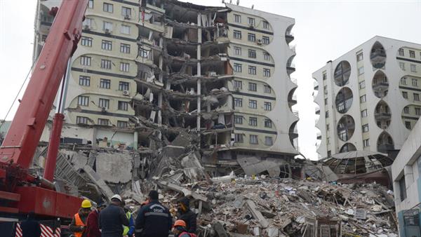 تركيا ارتفاع حصيلة ضحايا الزلزال إلى  قتيلا و مصابا
