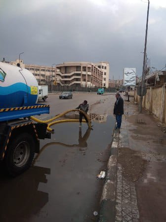 سيارات شفط وكسح مياه الأمطار من الشوارع