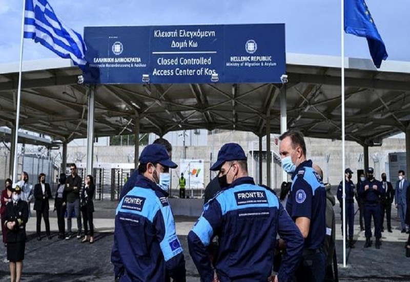 اليونان تحتجز  ضباط شرطة لمساعدتهم في تهريب  مهاجر