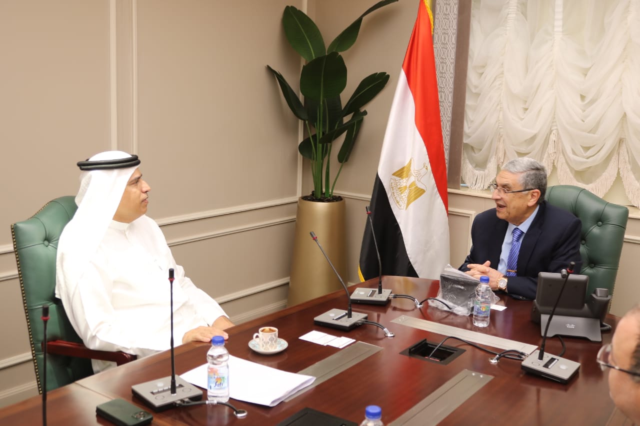 خلال لقائه نائب سفير الإمارات شاكر يؤكد اتخاذ إجراءات لتشجيع مشاركة القطاع الخاص في مشروعات الطاقة الجديدة 
