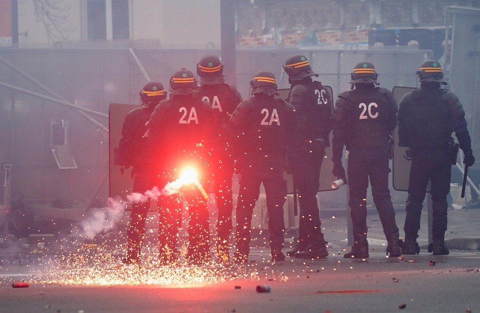 جماهير نابولي تشتبك مع الشرطة الإيطالية عقب الفوز التاريخي على فرانكفورت