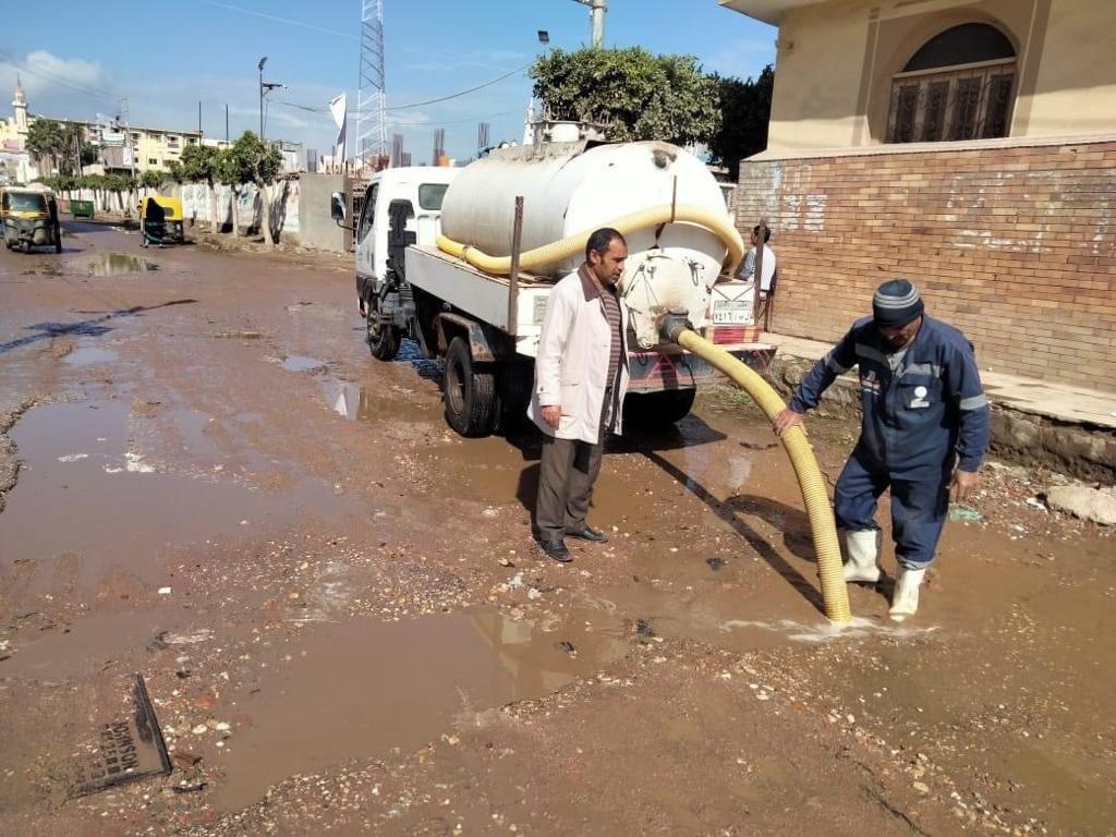 رئيس مركز الحامول تكثيف أعمال سحب وتصريف مياه الأمطار وأعمال النظافة العامة | صور 