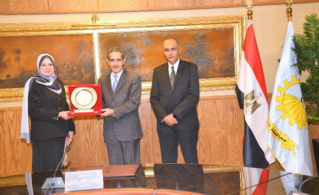  محافظ الغربية يكرم الفائزين بجائزة مصر للتميز الحكومي | صور