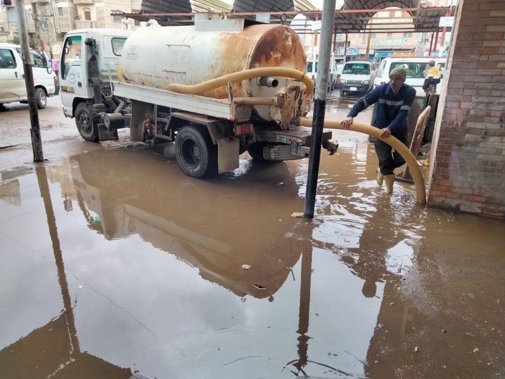 تكثيف أعمال سحب وتصريف مياه الأمطار وأعمال النظافة العامة بشوارع المدينة