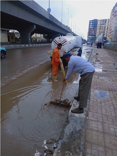 سحب تراكمات مياه الأمطار من شوارع البحيرة